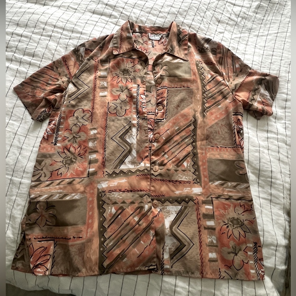 VINTAGE- MADE IN CANADA - Floral Geometric Button-Up Shirt